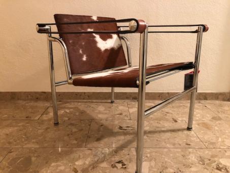 Le Corbusier Stuhl LC1 Pony Fell braun-weiss. Reduziert. Kurzfristig verfügbar 